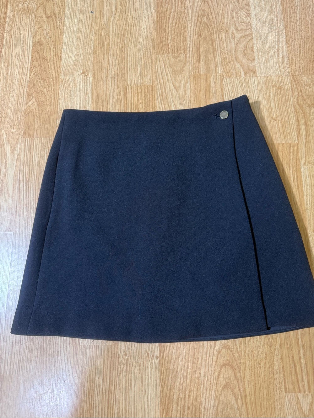 Aritzia Babaton  Black Mini Wrap Skirt Women’s Lined Button Waist - Size 4
